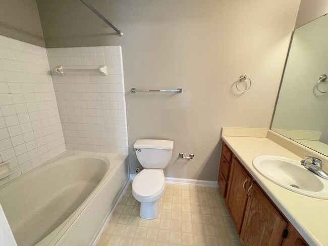 Building Photo - MOVE IN SPECIAL: 2 Bedroom, 2 Bathroom Condo in High Point!