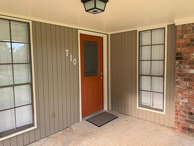 Building Photo - 710 Carriage Dr