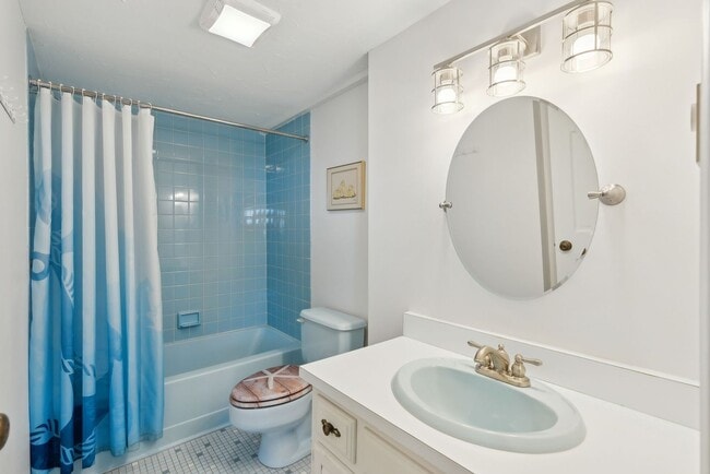 Building Photo - Fully Furnished Oceanfront 2 bed/2 bath