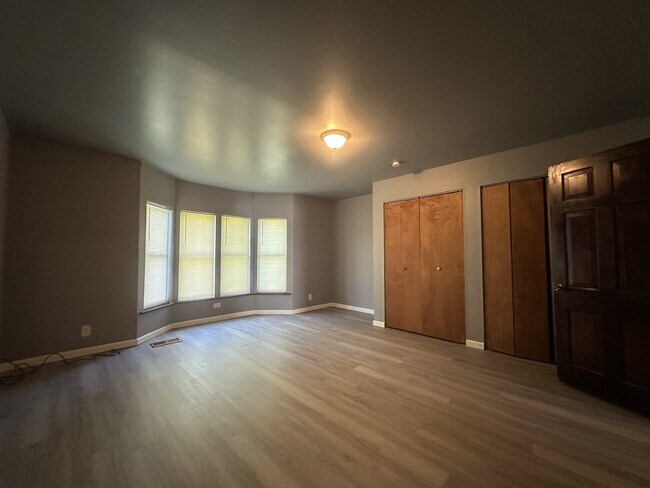 Building Photo - 10005 Sheldon Dr