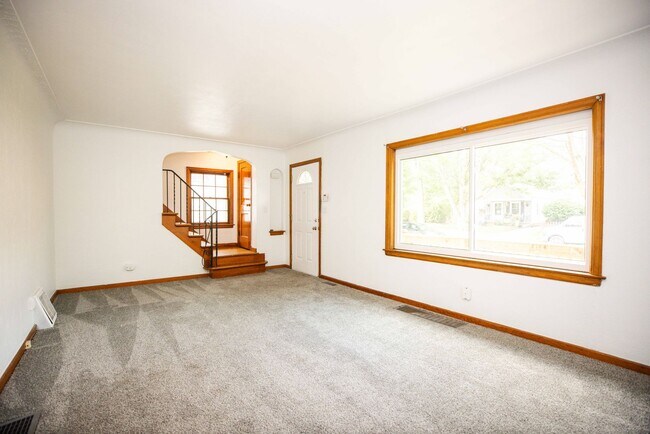 Building Photo - Beautiful three bedroom home with fenced i...