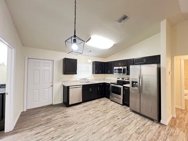 Building Photo - Beautiful 3 BD/2BA Home in Beautiful Ocala!!!