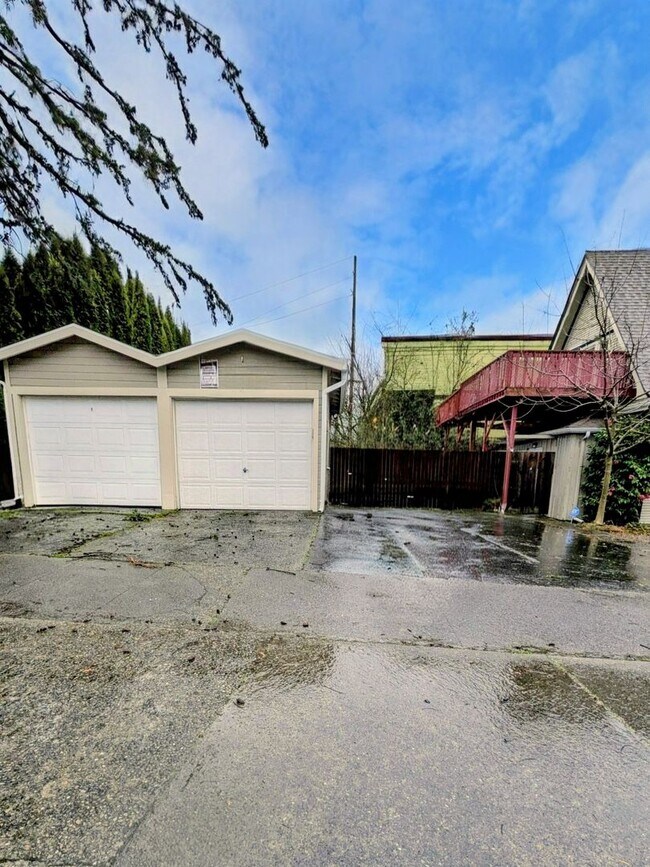 Building Photo - Large Home for Available for Preleasing in Historic York Neighborhood!