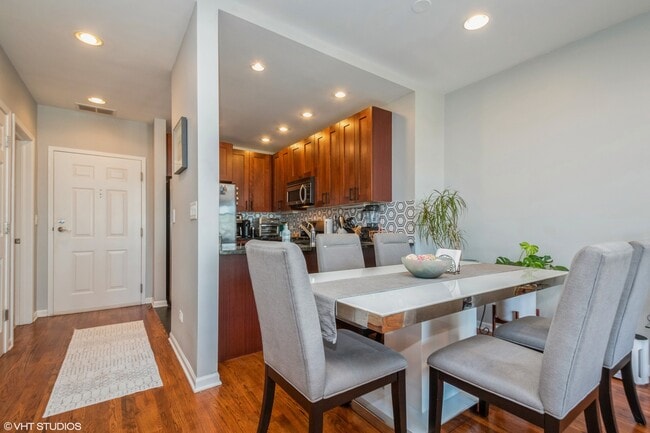 Building Photo - 657 W Fulton St