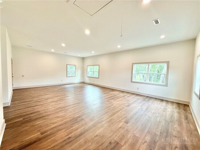 Building Photo - 300 N Jefferson Ave
