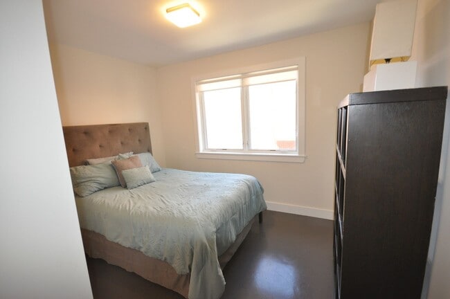 Building Photo - Amazing 3 bed 1.5 bath in the South End!!!