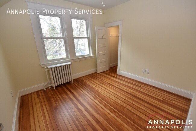 Building Photo - 209 Claude St