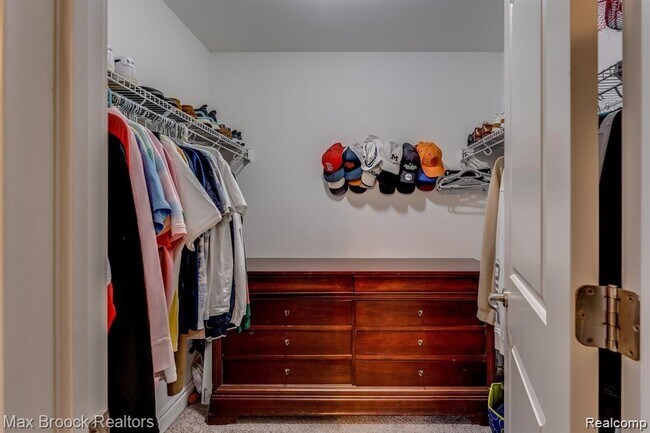 Building Photo - 1050 Oakwood Dr