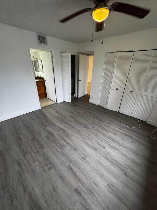Building Photo - 1525 Lake Crystal Dr