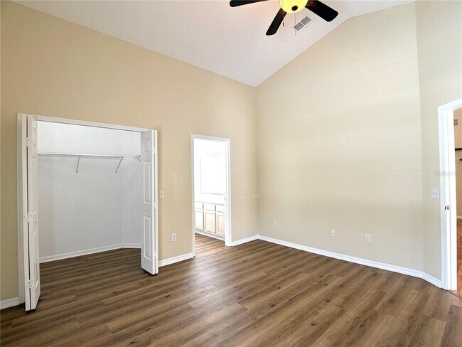 Building Photo - 526 Pine Cone Dr