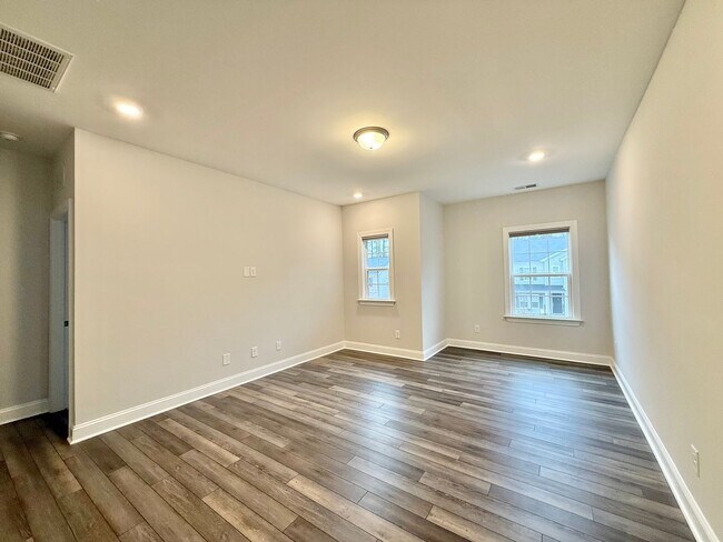 Building Photo - Gorgeous 5BD, 3BA Raleigh Home with Tons of Modern Upgrades in an HOA Community with Premier Amen...