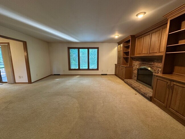 Building Photo - Large Home in Forest Hills School District