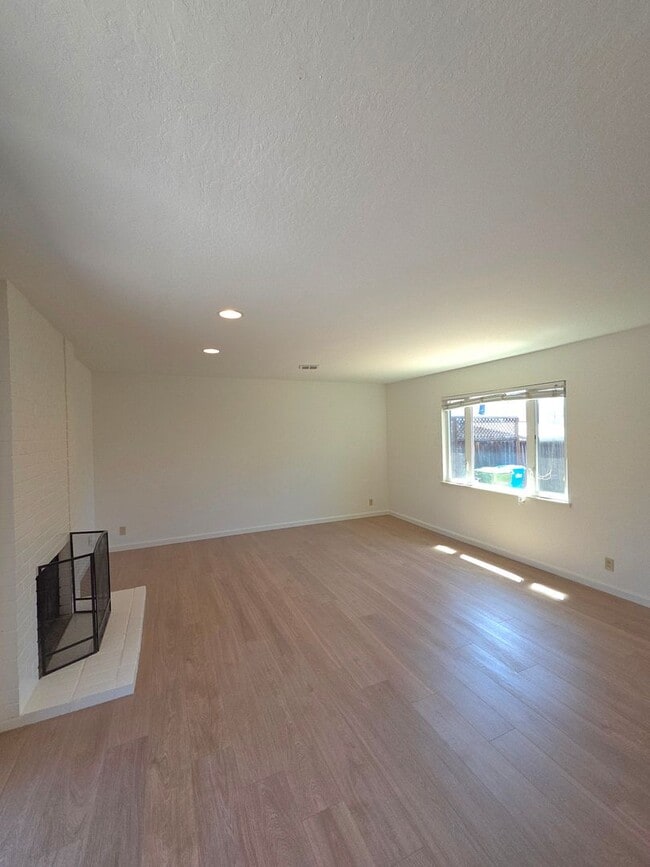 Building Photo - 2965 Millar Ave