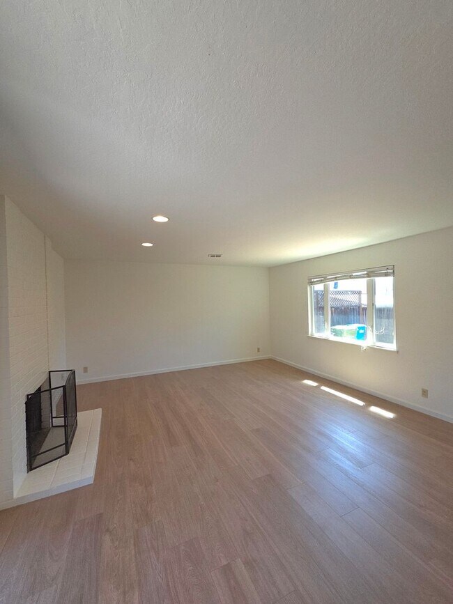 Building Photo - Fantastic 3 Bedroom, 2 Bath home in Santa Clara with upgrades galore!