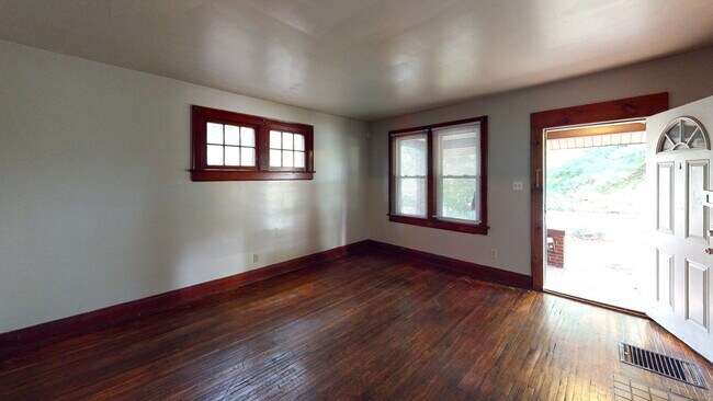 Building Photo - 383 E 13th Ave