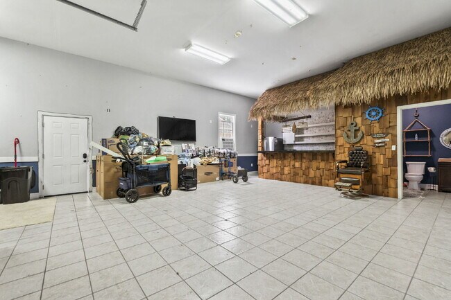 Building Photo - Peaceful and Luxury Living on 3+ Acres
