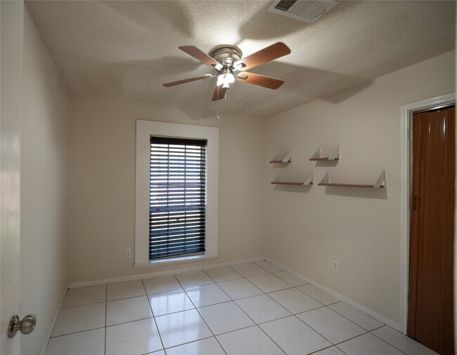 Building Photo - 3343 Bandell Dr