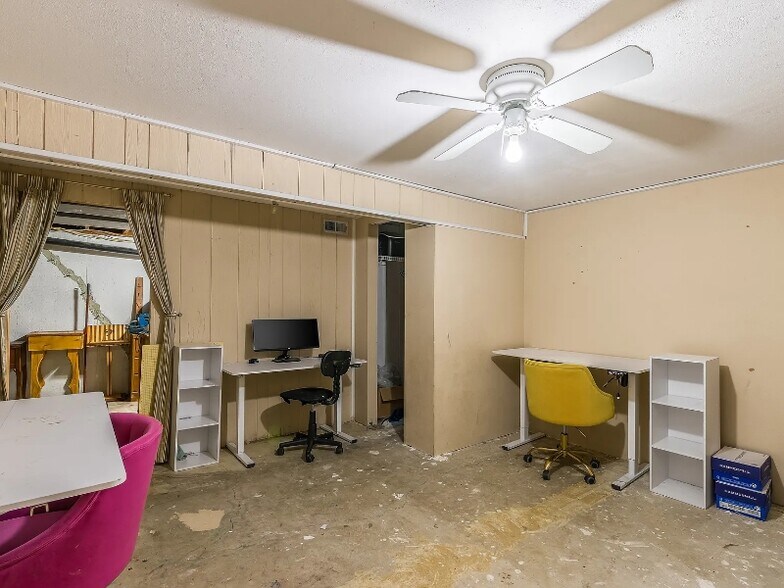 Building Photo - 4816 Mockingbird Ln