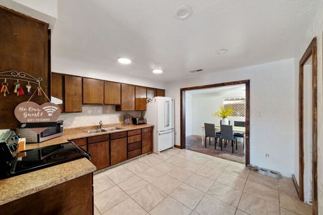 Building Photo - Charming 3 Bedroom Home Plus Casita. Pet F...