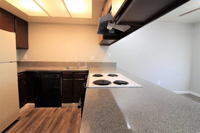 Primary Photo - 2 Bed/1 Bath Central Kennewick Apartment