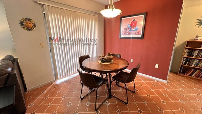 Building Photo - 2 Bedrooms, 2 Baths and a Single Car Garage