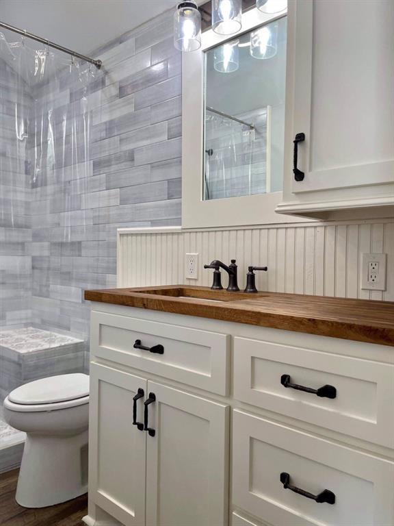 Building Photo - 903 N Valderas St