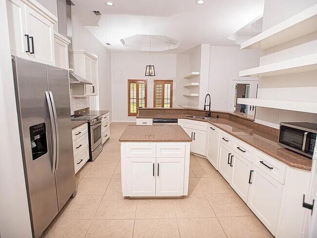 Building Photo - 1616 Sebastian Dr