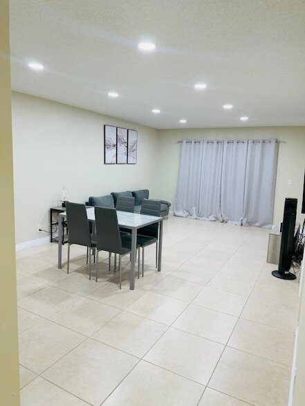 Building Photo - 5545 W Lakewood Cir