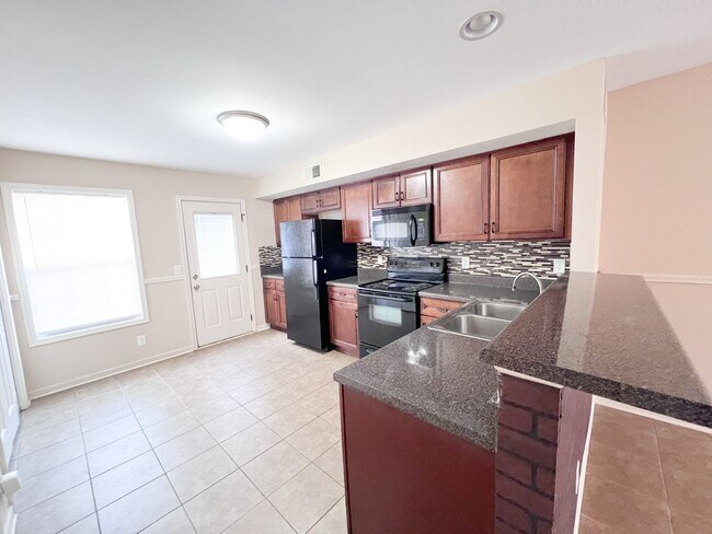 Building Photo - 2 Bedroom 1.5 Bath Townhome