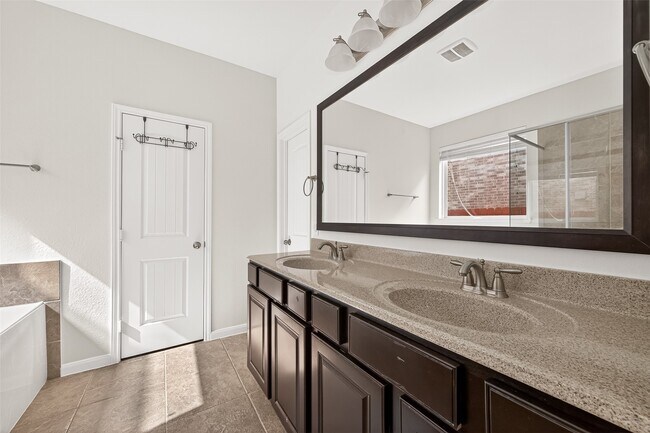 Building Photo - 17415 Sandalisle Ln