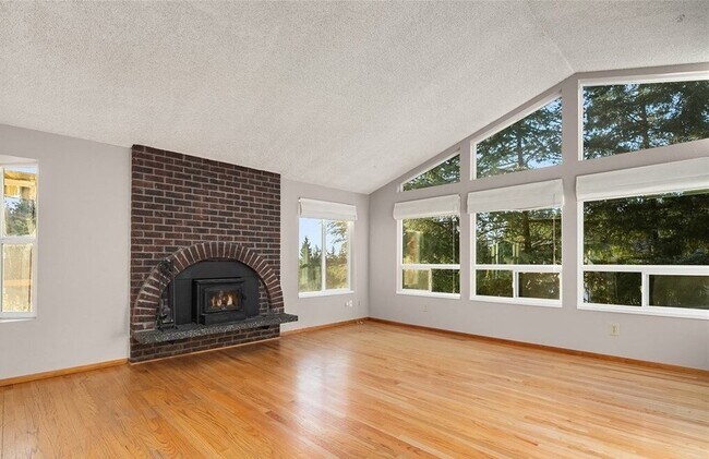 Building Photo - 4 Bed, 2.5 Bath Conveniently-located Single-family House Available for Rent!