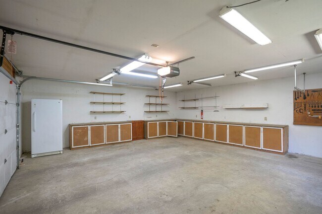 Building Photo - 3-Bedroom Gig Harbor Retreat with Private Setting and Modern Comforts