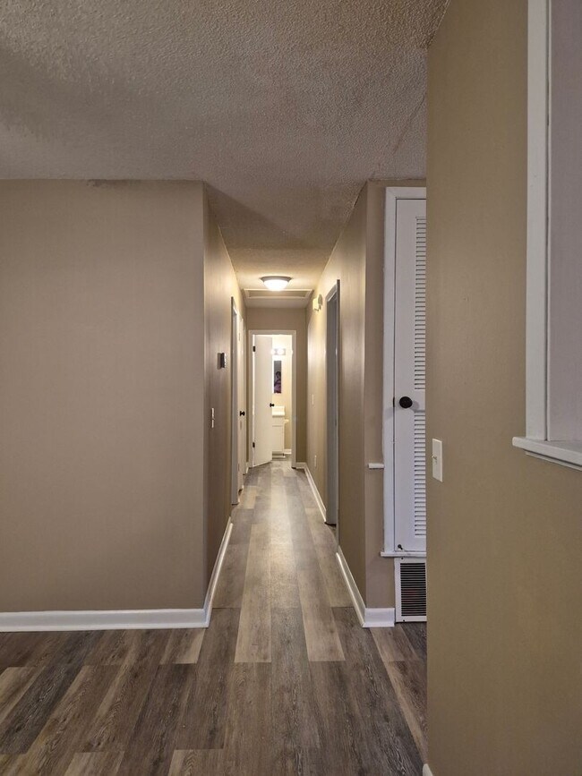Building Photo - 145 Deerwood Ct