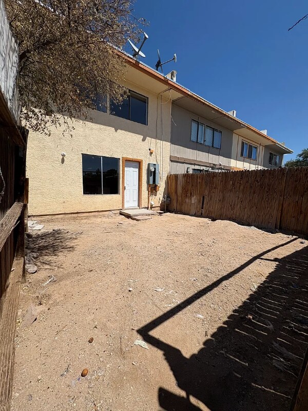 Building Photo - 5880 S Del Moral Blvd