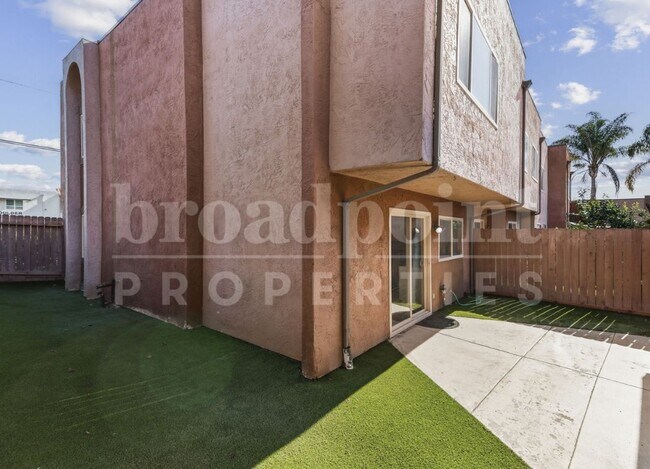 Building Photo - 1423 N Broadway