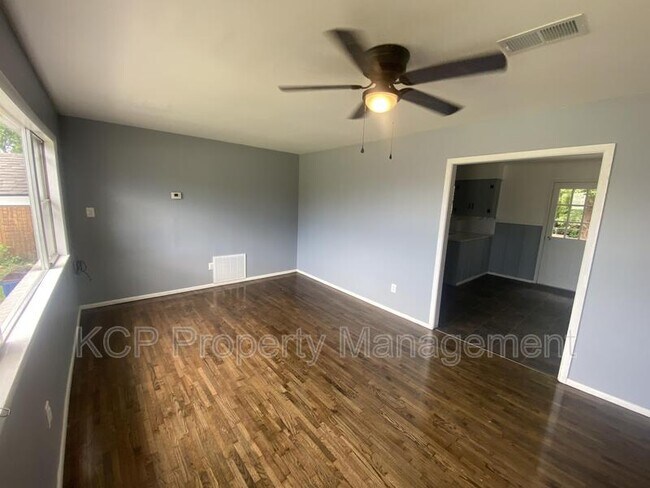 Building Photo - 2819 Phoenix Ave