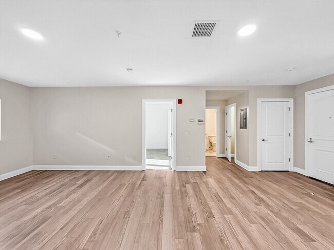 Building Photo - 10 Franklin Ave