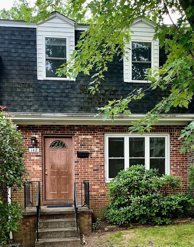 Building Photo - Charming 3-Bedroom Townhouse for Rent
