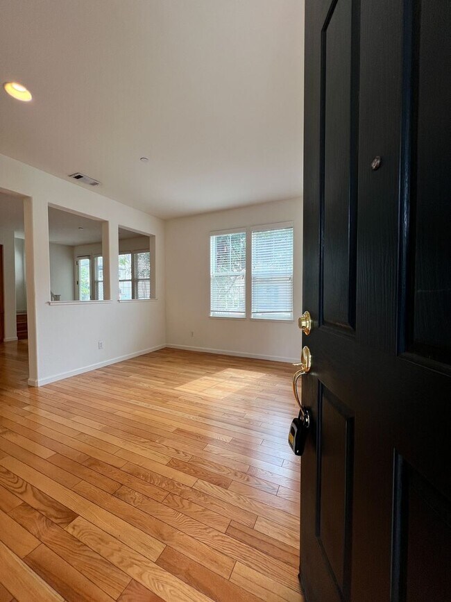 Building Photo - South Napa Three Bedroom House