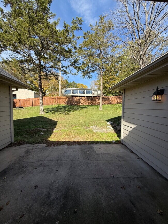 Building Photo - Spacious 3 BR with a fenced in backyard