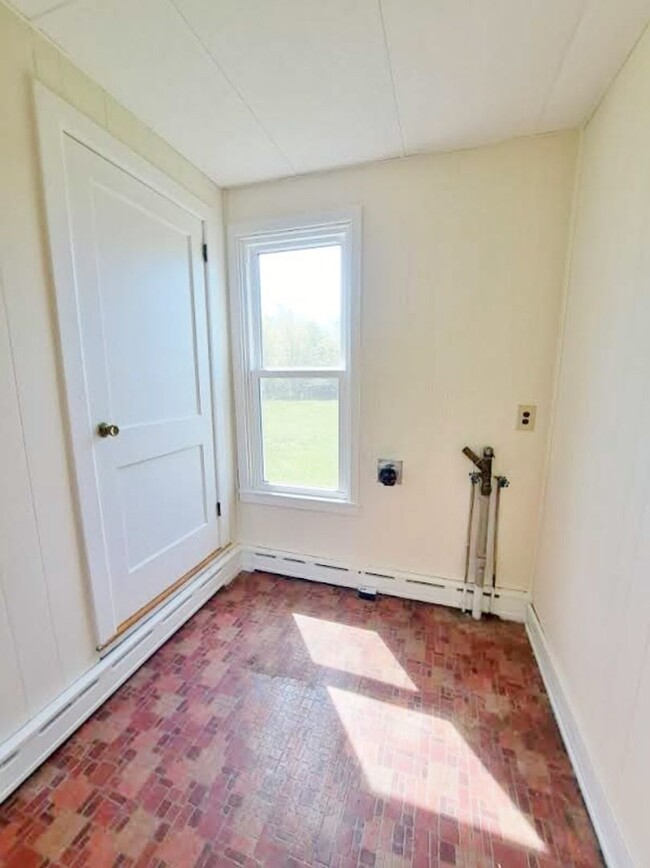 Building Photo - 3 Bed / 1-1/2 Bath Single Family w/2 Car G...