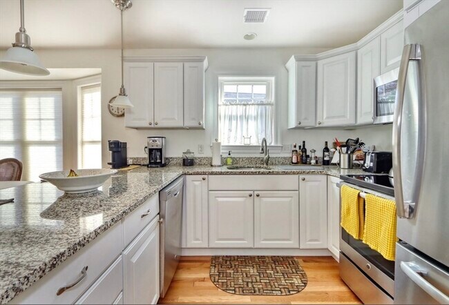 Building Photo - 32 Lagrange St