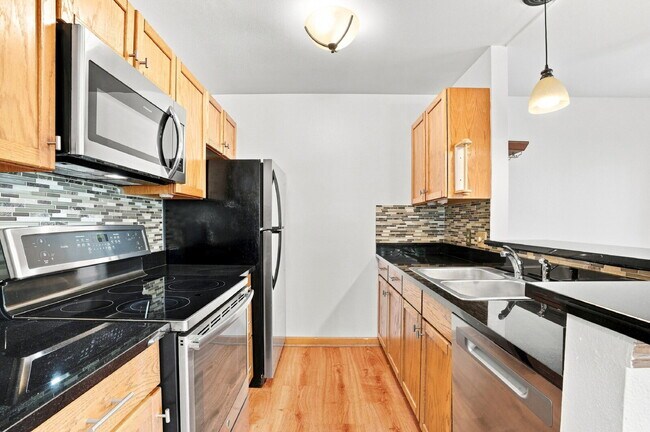 Building Photo - $2,340.95, 2 Bed 2 Bath Condo in Boulder with In Unit Laundry!