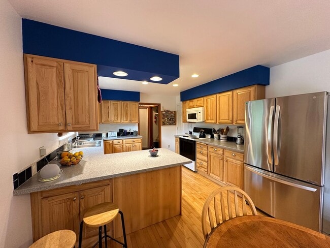 Building Photo - Fully Furnished 3BD/3BA Home with Solar Power