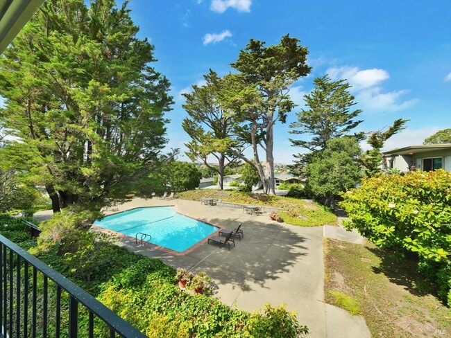 Building Photo - 367 Eden Roc Dr