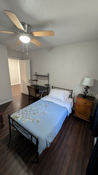 Building Photo - 1004 NE 28th St