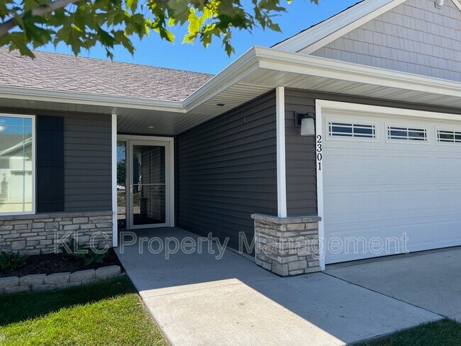 Building Photo - 2301 Redmond Ave