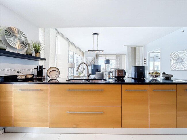 Building Photo - 475 Brickell Ave