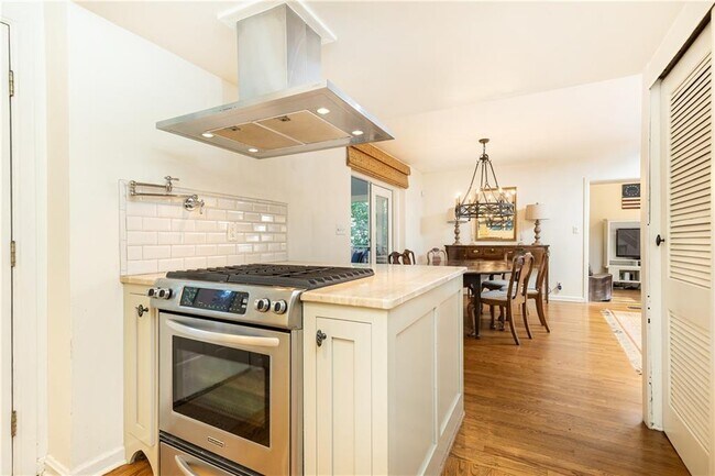 Building Photo - 2690 Ridgemore Rd NW