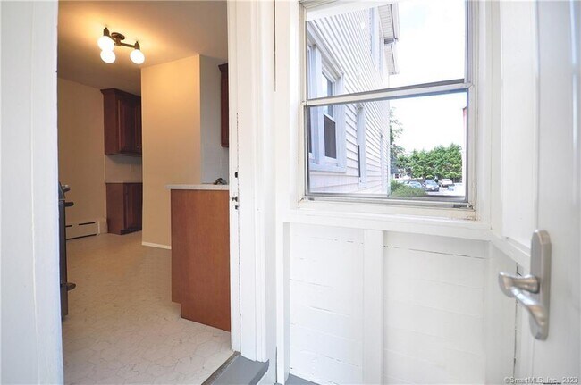 Building Photo - 10 Poquonock Ave